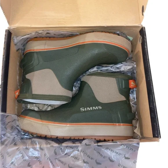 Simms Riverbank Chukka Boots Loden Green Waterproof
fisherman outdoors rain - Picture 2 of 11